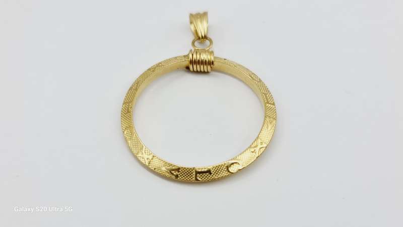 18 ct yellow gold pendant