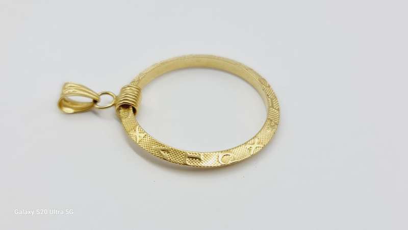 18 ct yellow gold pendant
