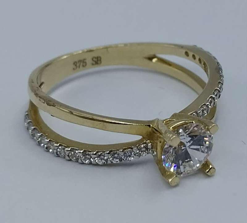 9ct YELLOW GOLD RING