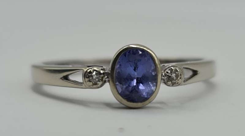 9ct WHITE GOLD RING