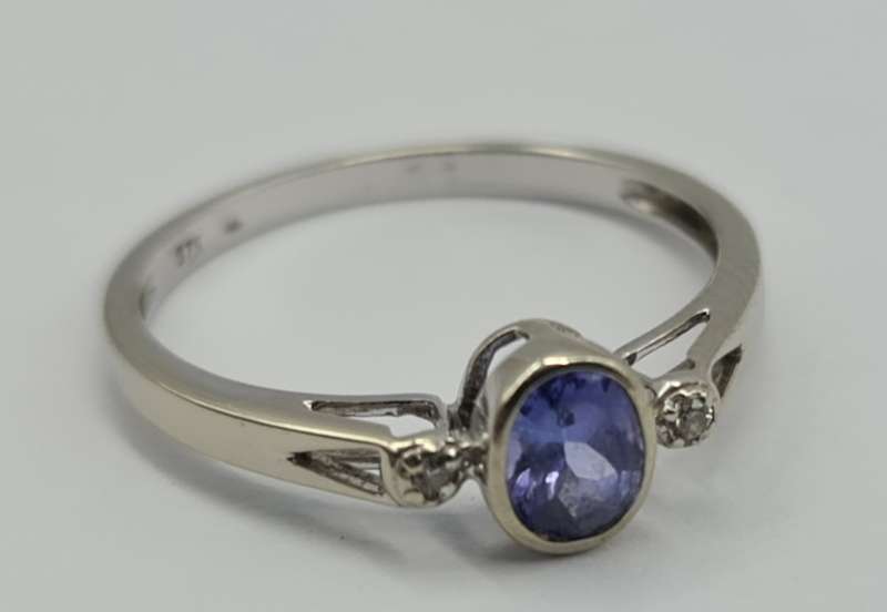 9ct WHITE GOLD RING