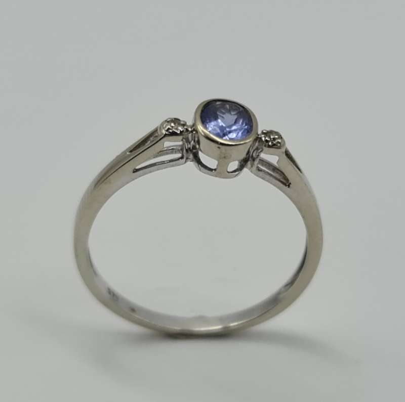 9ct WHITE GOLD RING