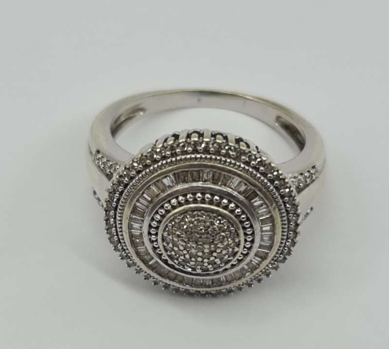 9ct WHITE GOLD DIAMOND RING