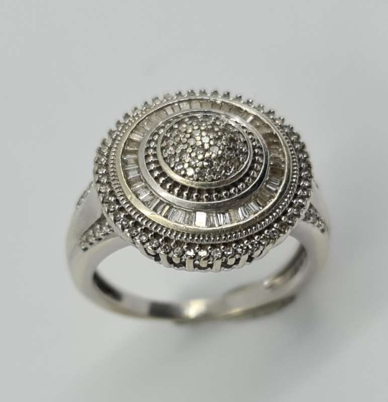 9ct WHITE GOLD DIAMOND RING
