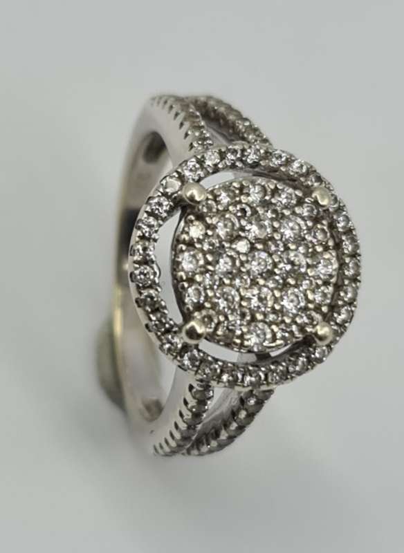 9ct WHITE GOLD DIAMOND RING