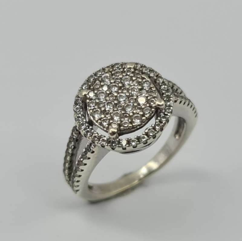9ct WHITE GOLD DIAMOND RING