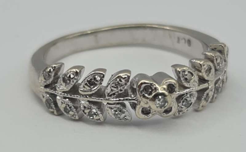 9ct WHITE GOLD RING WITH DIAMOND'S