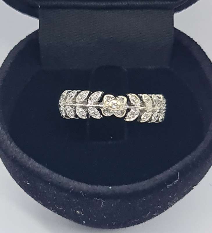 9ct WHITE GOLD RING WITH DIAMOND'S