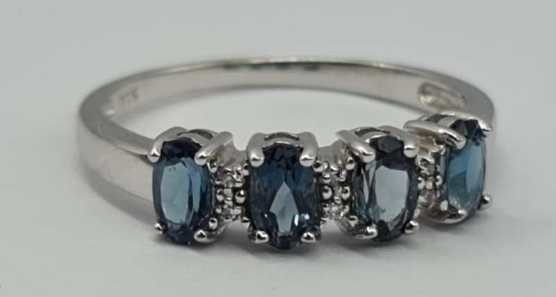 9ct WHITE GOLD RING