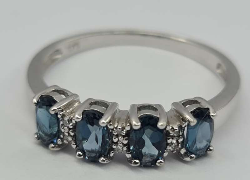 9ct WHITE GOLD RING