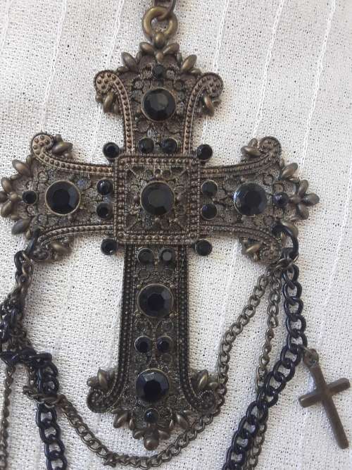 *Beautiful Cross on chain!*