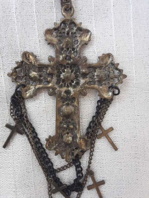 *Beautiful Cross on chain!*