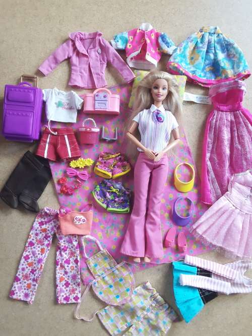 BARBIE!! *Gorgeous vintage Barbie* 1998 Mattel ~ with accessories!! 1 Bid!!