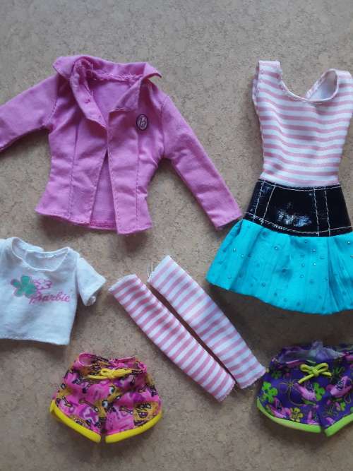 BARBIE!! *Gorgeous vintage Barbie* 1998 Mattel ~ with accessories!! 1 Bid!!