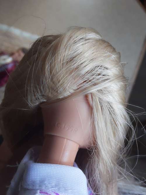 BARBIE!! *Gorgeous vintage Barbie* 1998 Mattel ~ with accessories!! 1 Bid!!