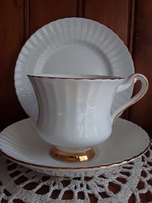 EXQUISITE!! Gold on White Tea Trio*PARAGON* England ~marked down!!