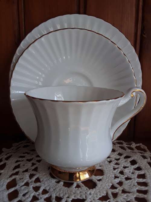 EXQUISITE!! Gold on White Tea Trio*PARAGON* England ~marked down!!