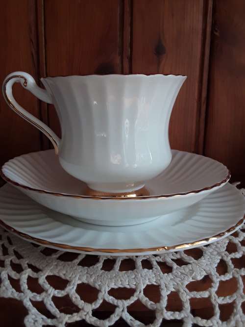 EXQUISITE!! Gold on White Tea Trio*PARAGON* England ~marked down!!