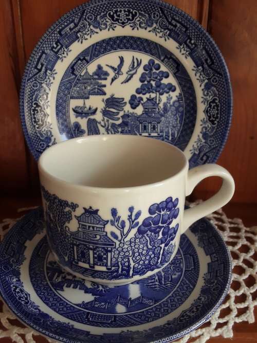 BEAUTIFUL! Blue & White *Willow Pattern* Tea Trio! (no.2)