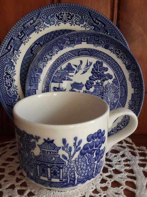 BEAUTIFUL! Blue & White *Willow Pattern* Tea Trio! (no.2)