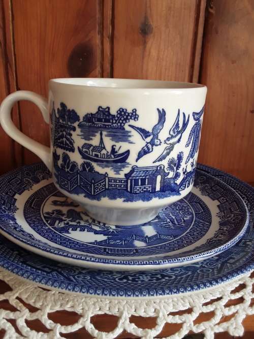 BEAUTIFUL! Blue & White *Willow Pattern* Tea Trio! (no.2)