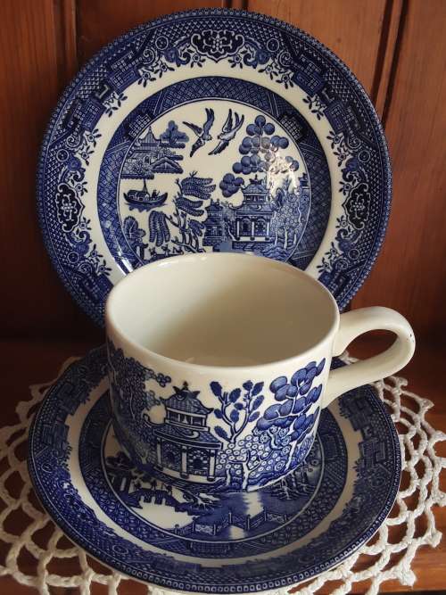 BEAUTIFUL! Blue & White *Willow Pattern* Tea Trio! (no.1)