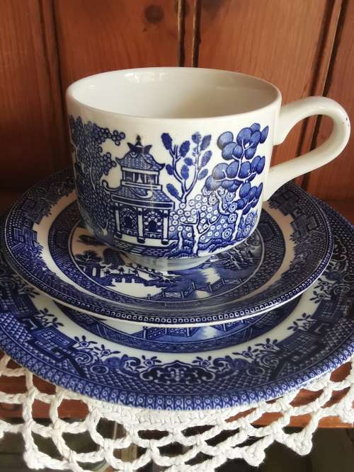 BEAUTIFUL! Blue & White *Willow Pattern* Tea Trio! (no.1)