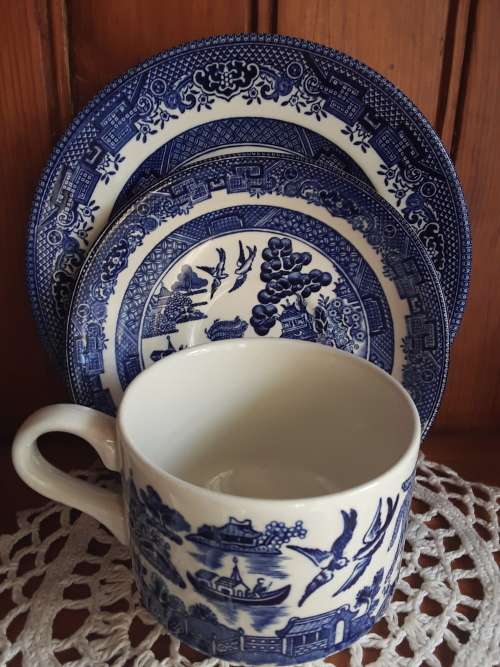 BEAUTIFUL! Blue & White *Willow Pattern* Tea Trio! (no.1)