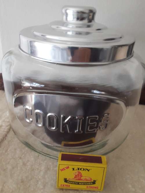 Large glass *Cookie Jar ~ Excellent condition!