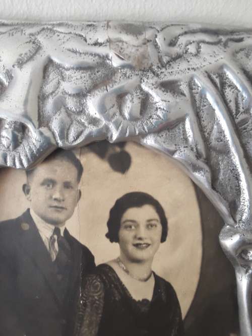 STUNNING!! ART NOUVEAU ~styled PEWTER PHOTO FRAME with vintage photo!
