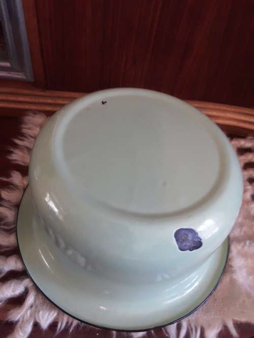 Vintage green ENAMEL CHAMBER Vessel!! Great planter for succulents!! ~ plant not included :)
