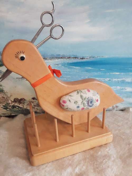 SEWING Enthusiasts!! Wooden Bird cotton reel *organiser* + Free USA scissors!! 1 Bid!