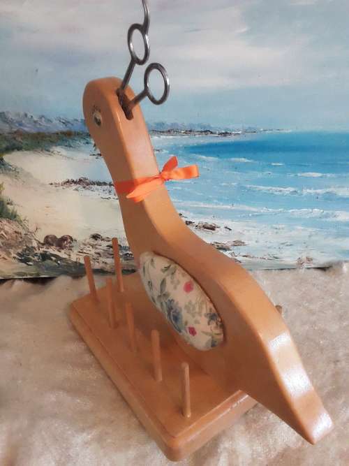 SEWING Enthusiasts!! Wooden Bird cotton reel *organiser* + Free USA scissors!! 1 Bid!