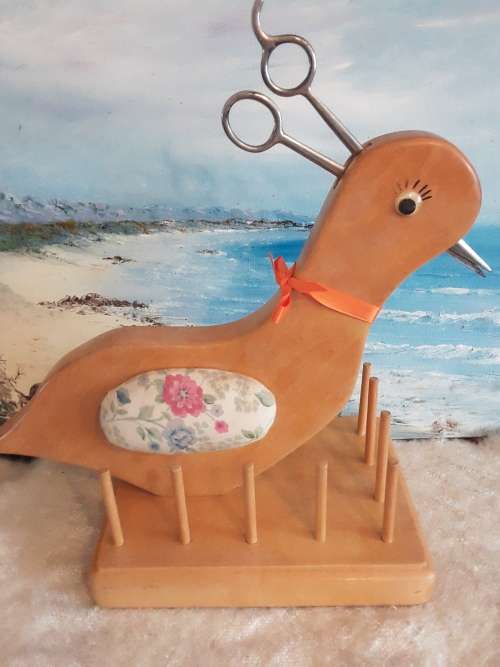 SEWING Enthusiasts!! Wooden Bird cotton reel *organiser* + Free USA scissors!! 1 Bid!