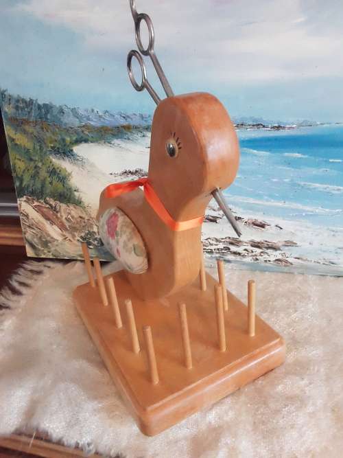 SEWING Enthusiasts!! Wooden Bird cotton reel *organiser* + Free USA scissors!! 1 Bid!