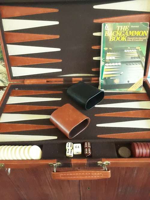 Vintage BACKGAMMON GAME complete in Original carry case!!