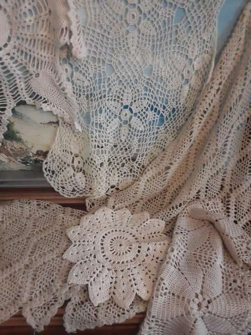 JOBLOT 2 ~ LOVELY!! 9 Vintage Beige *CROCHET* doilies! 1 Bid!!