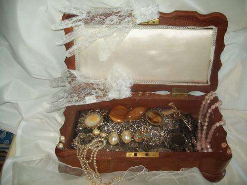 BEAUTIFUL MAHOGANY JEWELRY BOX with ITEMS & 1 FREE STOLE - CRAZY R1!!