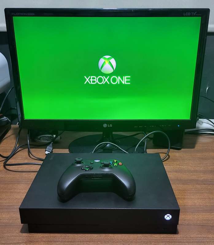 Xbox One X Console With Cables, 1 Controller and 6 Games