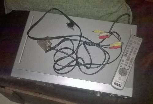 SONY, SLV-ED215 VHS VIDEO MACHINE. Full MULTI-SYSTEM. PAL, NTSC and MESECAM. With Remote.