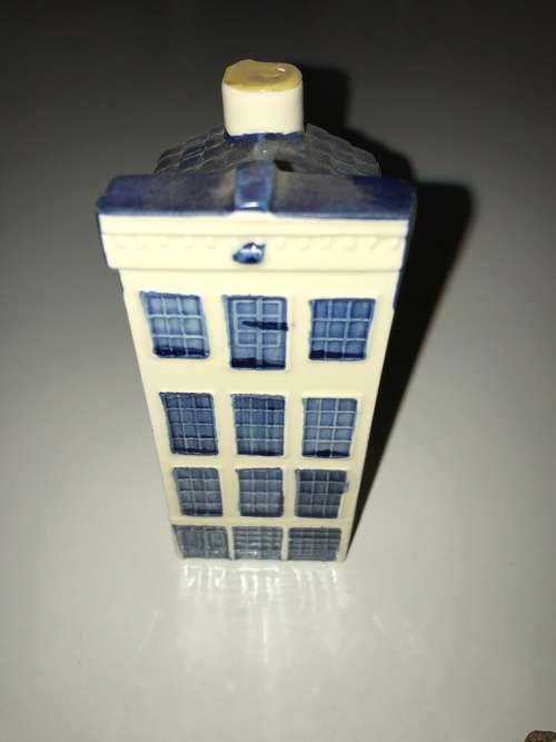 Bols Dolf House - KLM (small chip / sealed but empty)