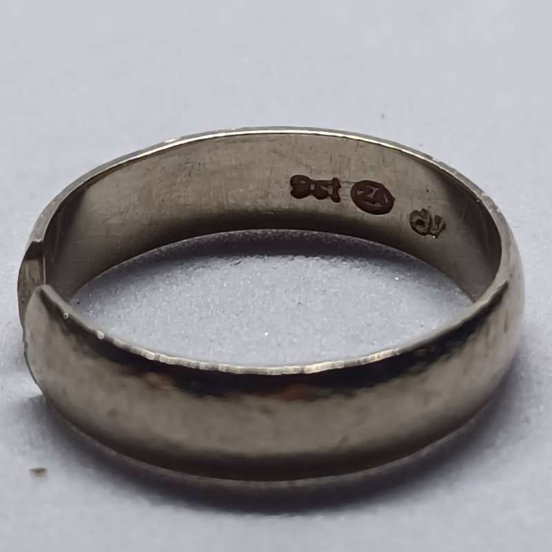9ct White GOLD ring (3.6 grams) has cut at bottom