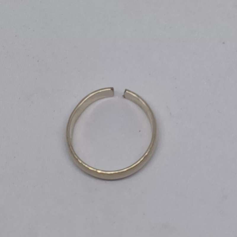 9ct White GOLD ring (3.6 grams) has cut at bottom
