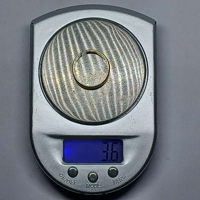9ct White GOLD ring (3.6 grams) has cut at bottom