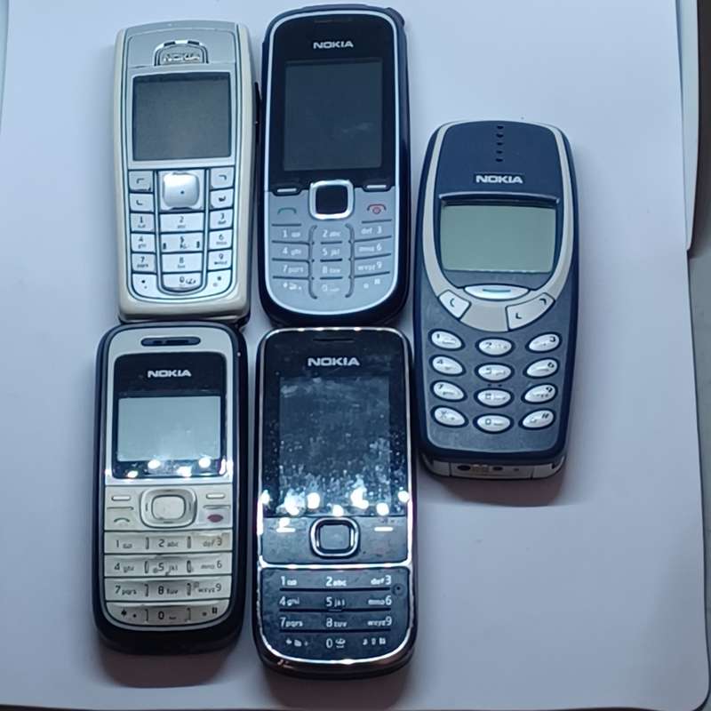 Old Nokia cellphone  bundle // not tested // read description