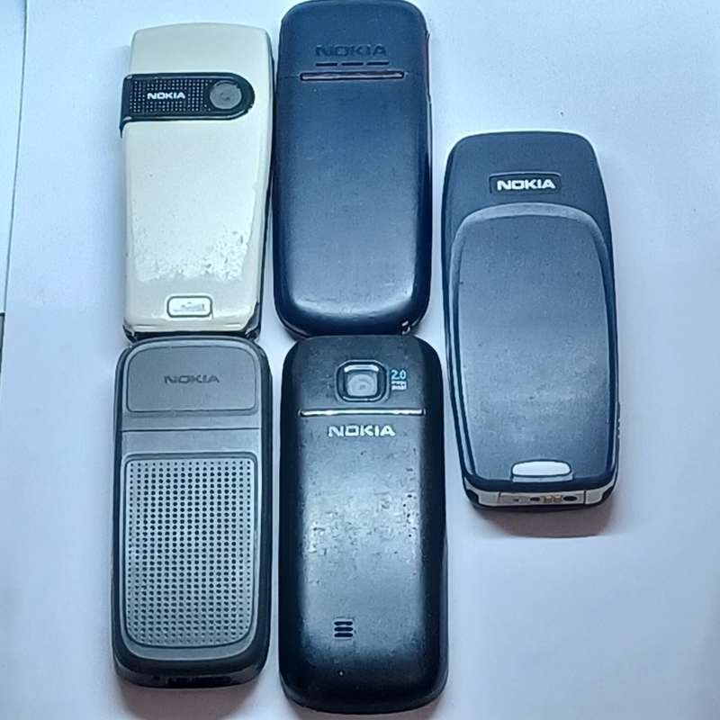 Old Nokia cellphone  bundle // not tested // read description