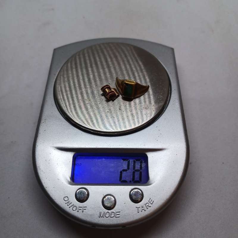 GOLD scrap pieces / ring piece with unknown stone / unknow ct (2.8 grams)