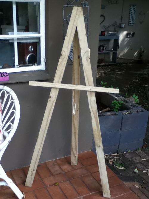Now only R199!!!      SOLID WOODEN PAINTING EASEL