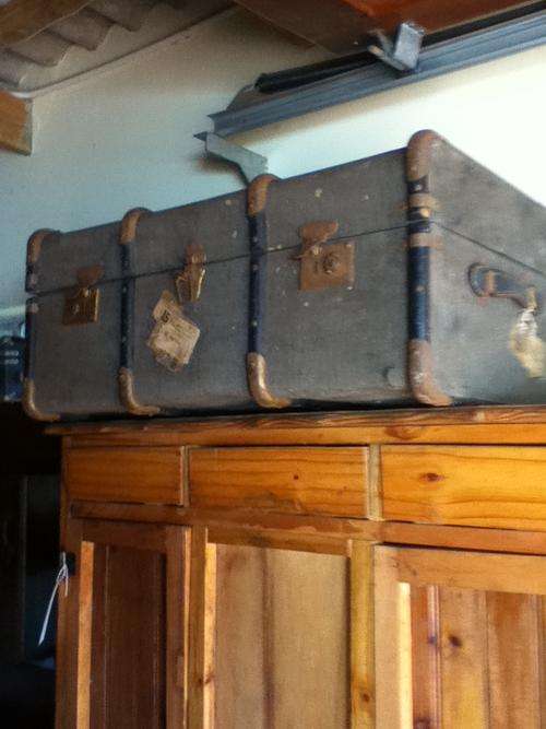 ANTIQUE TRAVELERS TRUNK IN VERY GOOD CONDITION!!