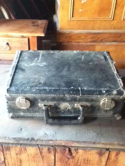 VINTAGE SUITCASE WITH VELVET LINING